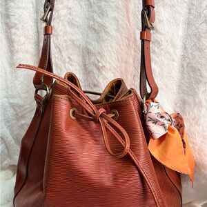 LOUIS VUITTON Noé leather handbag
Good condition